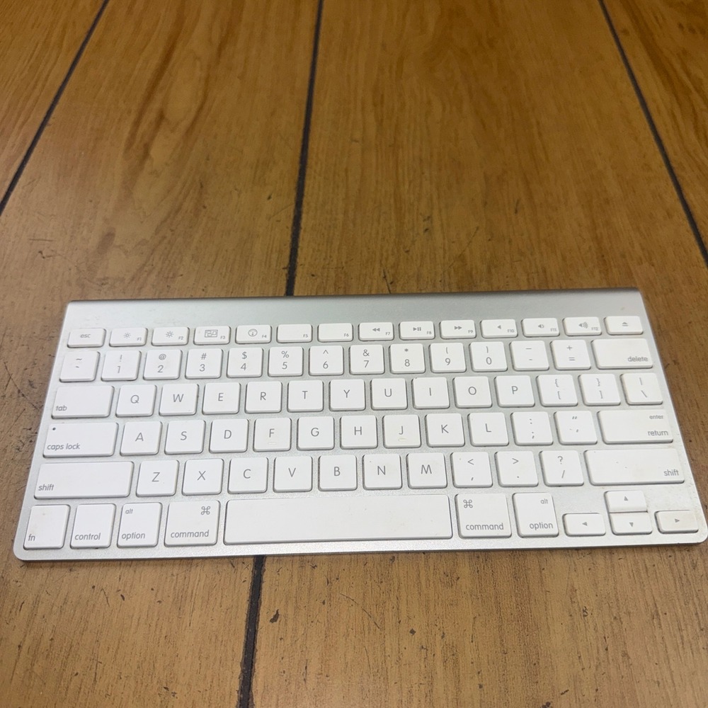 Apple Wireless Keyboard Silver White Bluetooth Model A1314 Mac iPad parts